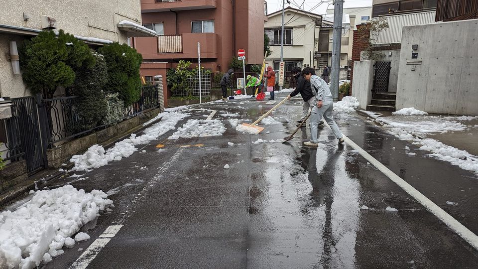 上池台のご近所さん総出で雪かき