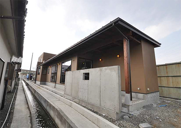長方形の土地を活かしたリゾートのような暮らし