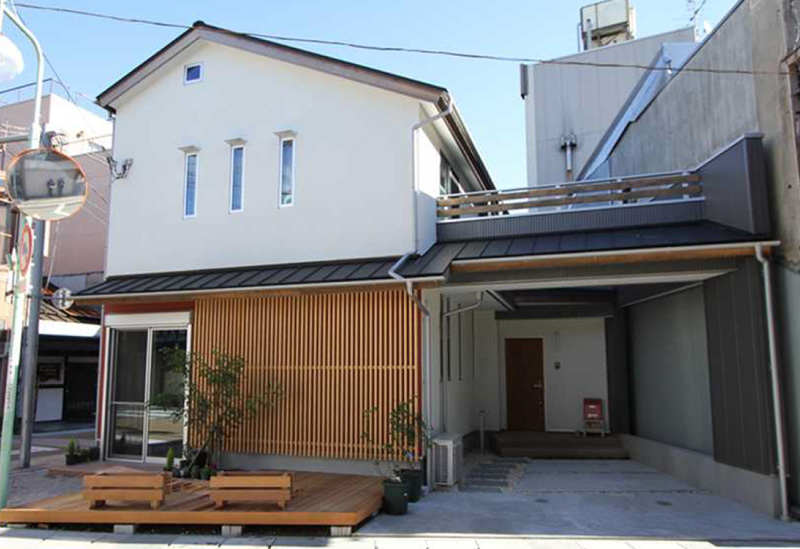 木の美しさとモダンな空間の狭小住宅