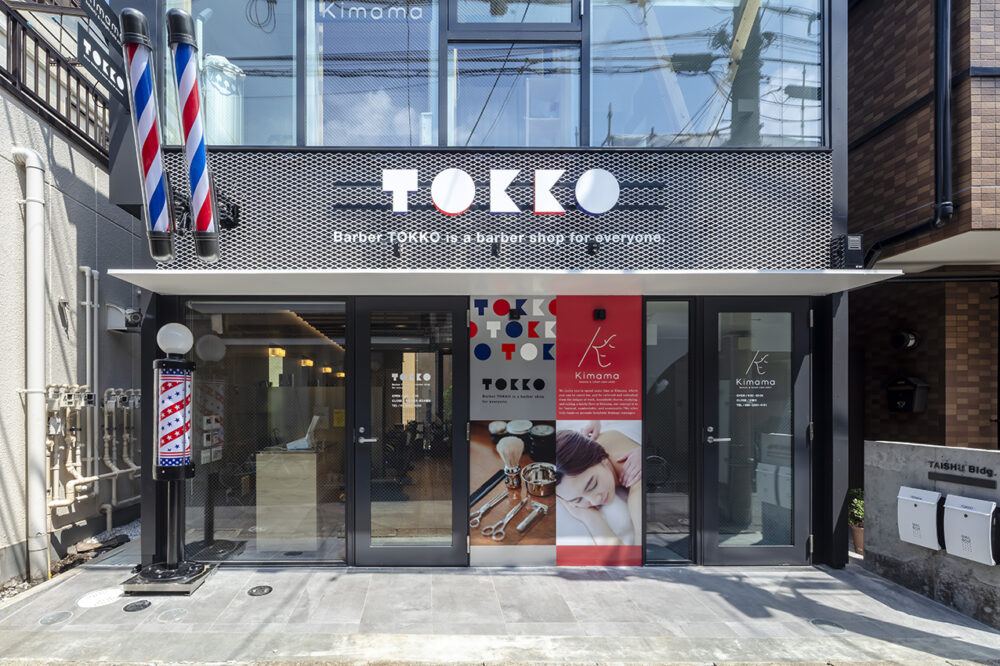 店舗新築｜外壁に大きなガラスで解放感｜理美容TOKKOさん・エステサロンKimamaさん